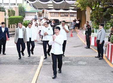 ร่วมทำบุญถวายภัตตาหารเช้าแด่พระภิกษุสงฆ์และสามเณร ... พารามิเตอร์รูปภาพ 7