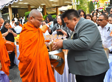 ร่วมทำบุญถวายภัตตาหารเช้าแด่พระภิกษุสงฆ์และสามเณร ... พารามิเตอร์รูปภาพ 24