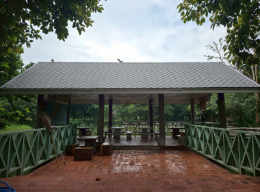 กองประสานงานโครงการพระราชดำริและเจ้าหน้าที่ศูนย์ถ่ายทอดเทคโนโลยีการสหกรณ์ที่ 13 ลงพื้นที่และเข้าร่วมประชุมเพื่อติดตามความคืบหน้าโครงการก่อสร้างห้องเรียนธรรมชาติ และเตรียมการจัดงานพิธีวางศิลาฤกษ์ ... พารามิเตอร์รูปภาพ 16