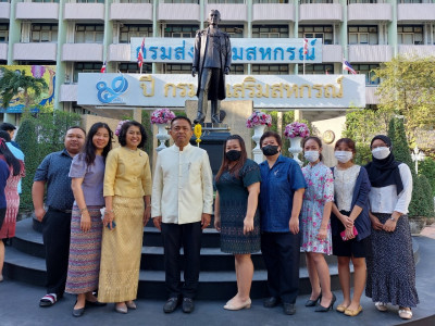 กรมส่งเสริมสหกรณ์จัดกิจกรรมเจริญพุทธมนต์และตักบาตรเนื่องในโอกาสวันขึ้นปีใหม่ พ.ศ.2566 ในวันพฤหัสบดี ที่ 5 มกราคม 2566 ณ บริเวณหน้าห้องประชุม กพน.2 ลานพระอนุสาวรีย์กรมหมื่นพิทยาลงกรณ์ ... พารามิเตอร์รูปภาพ 1